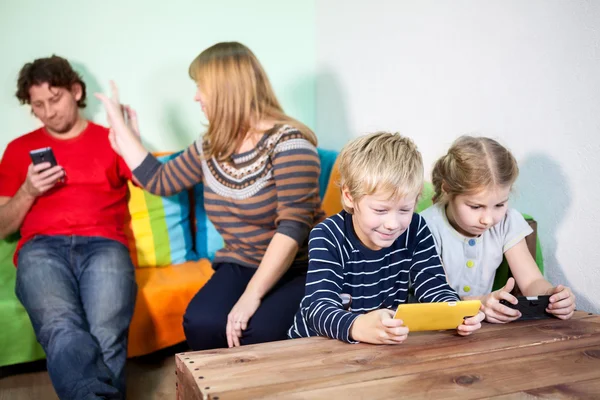 Juegos Sobredependencia Tabletas Teléfonos Familia Cuatro Personas —  Fotos de Stock