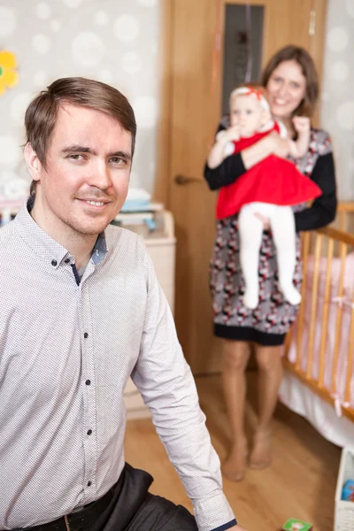 Glimlachen Familie Met Baby Meisje Slaapkamer Samen — Stockfoto