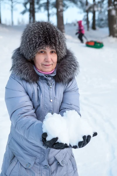 Mãe Segurando Neve Nas Mãos Enquanto Uma Criança Montando Com — Fotografia de Stock