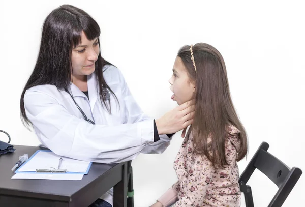 Mujer Pediatra Que Comprueba Garganta Una Niña Inspección Clínica Fondo — Foto de Stock