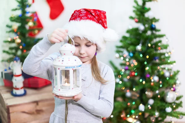 Menina Chapéu Vermelho Santa Perto Árvore Natal Com Lanterna Com — Fotografia de Stock