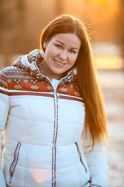 Portret Van Aantrekkelijke Glimlachende Woan Wit Donsjas Het Zonlicht — Stockfoto