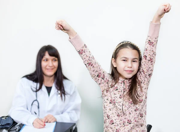 Joyful Gezond Meisje Bij Dokter Witte Achtergrond — Stockfoto