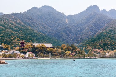 Miyajima Adası (Itsukushima) - Tapınak adası. Japon tapınak kompleksi Hiroşima Bölgesi, Japonya 'nın en çok ziyaret edilen yeridir.