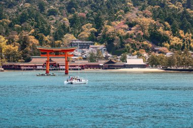 Japonya 'nın Miyajima adasındaki kutsal kırmızı Torii ve Itsukushima Shinto tapınağı. Hiroşima Körfezi 'nden görüntü