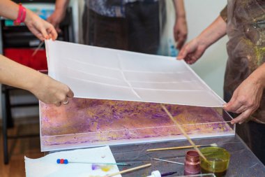 Sudan mermer çekmek ve yeniden yazdırmak için ipek kumaş