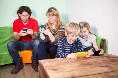Bütün aileler akıllı telefonlardan oyun oynarken eğleniyor.