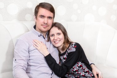 Kanepede oturan sevgi dolu çift, genç insanlar.