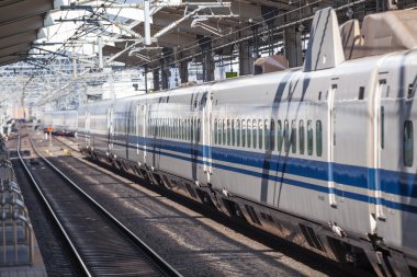 Tokyo tren istasyonu. Shinkansen yüksek hızlı treni boş platforma yakındır. Tokyo İstasyonu, Chiyoda 'nın Marunouchi iş bölgesinde bir tren istasyonudur.
