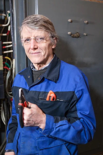 Rijpe Blanke Elektricien Met Tang Zijn Handen Staan Buurt Van — Stockfoto