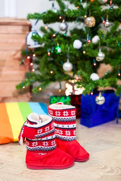 Παιδικές Κόκκινες Μπότες Δίπλα Στο Χριστουγεννιάτικο Δέντρο Δώρα — Φωτογραφία Αρχείου