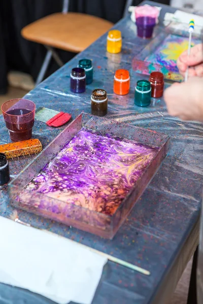 Dibujados Con Una Mesa Pinturas Con Una Cuenca Que Contrasta —  Fotos de Stock