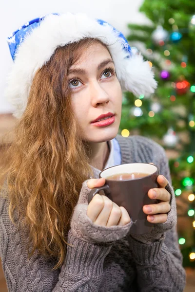 Atrakcyjna Spokojna Kobieta Niebieskim Kapeluszu Santa Trzymając Kubek Gorącej Herbaty — Zdjęcie stockowe
