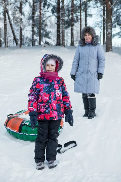 Usmívající Šťastný Kavkazské Dítě Zralou Matkou Při Tubing Zimním Lese — Stock fotografie