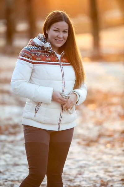 Jonge Glimlachende Vrouw Staat Het Winterpark Bij Zonsondergang Licht Van — Stockfoto