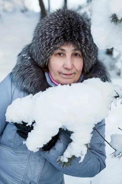 Aantrekkelijk Volwassen Blanke Vrouw Portret Besneeuwde Bossen — Stockfoto