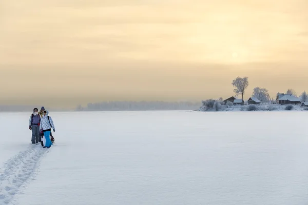 Familie Steht Auf Eis Des Zugefrorenen Sees Beim Wandern Nach — Stockfoto