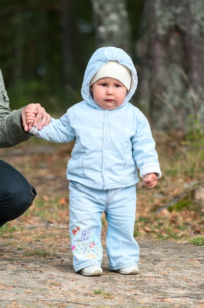 Egy Kék Öltönyös Kisbaba Állt Parkban Fogta Anyja Kezét — Stock Fotó