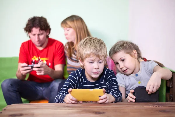 部屋の手にスマートフォンを持つ子供や親 — ストック写真