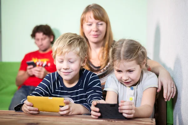 Niños Padres Que Juegan Teléfonos Celulares Mamá Que Pide Dar —  Fotos de Stock