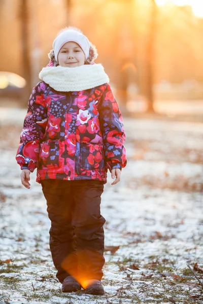 Dívka Procházce Zimním Parku Paprscích Zapadajícího Slunce Dívá Kamery — Stock fotografie