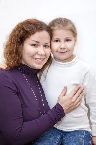 快乐的白种人母亲和学龄前女儿肖像 — 图库照片