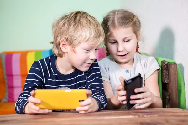 Aufgeregt Kaukasisch Hübsch Mädchen Vorführung Boy Screen Von Handy — Stockfoto