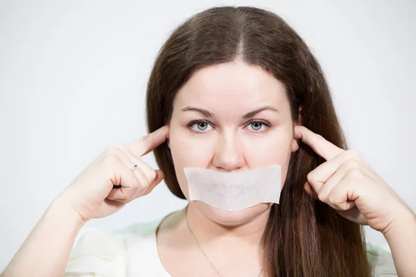 Donna Caucasica Con Nastro Incollato Sulla Bocca Orecchie Chiuse Sfondo — Foto Stock