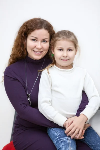 Abraçando Mãe Filha Pré Escolar Juntos Retrato — Fotografia de Stock