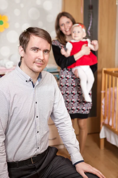 男人的父亲和他的妻子女儿在卧室里 — 图库照片