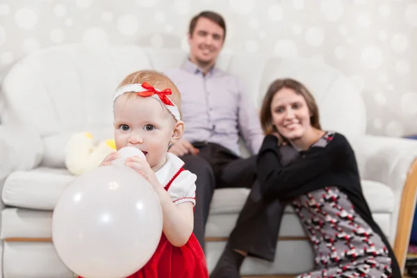 Menina Branca Com Balão Pai Mãe Quarto Doméstico — Fotografia de Stock