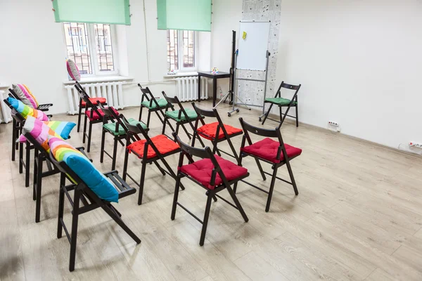 配置された椅子やフリップチャートとビジネスミーティングのための部屋のインテリア 事務所 — ストック写真
