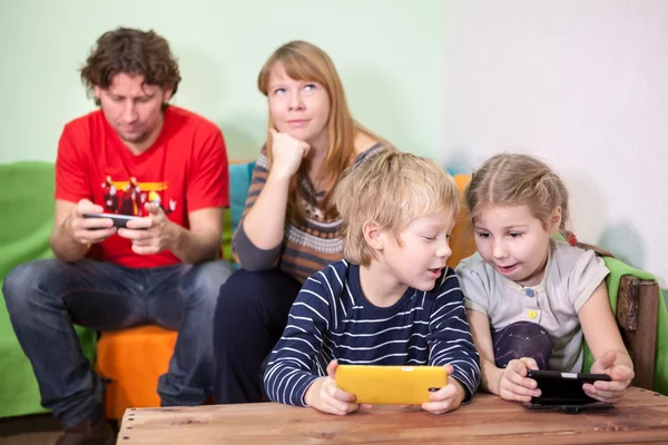 Enfants Mari Sont Passionnés Par Les Jeux Dans Les Téléphones — Photo