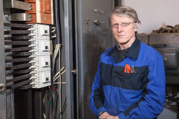 Ανώτερος Καυκάσιος Ηλεκτρολόγος Στέκεται Κοντά Πάνελ Υψηλής Τάσης — Φωτογραφία Αρχείου