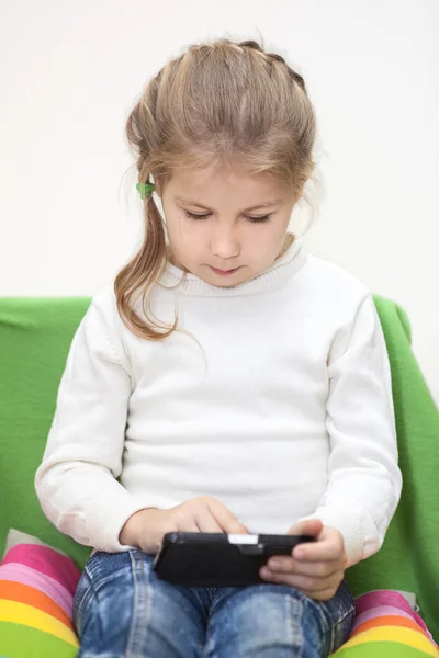 Menina Muito Caucasiana Navegando Internet Smartphone Sentado Interior — Fotografia de Stock