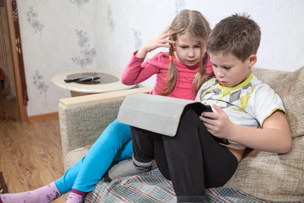 Zwei Kaukasische Kinder Haben Spaß Mit Pad Während Sie Auf — Stockfoto