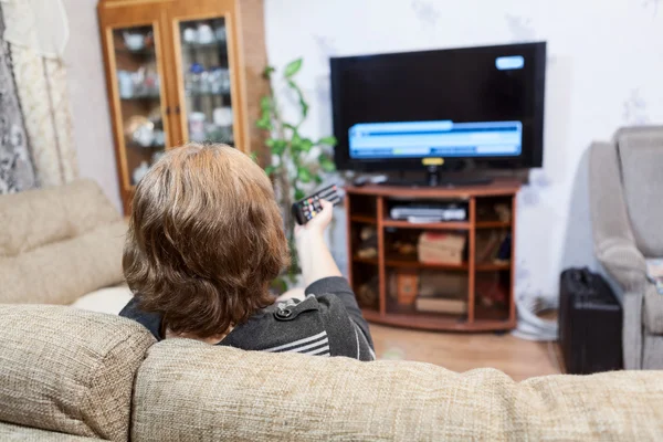 Maturo Caucasico Donna Spingendo Telecomando Una Persona — Foto Stock