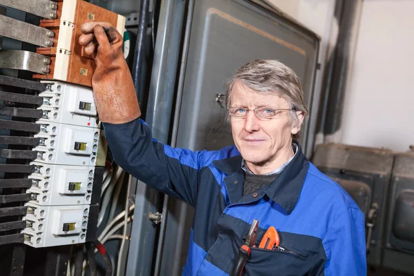 Elektrisk Servicearbetare Slår Huvudströmbrytaren Högspänningsboxen — Stockfoto