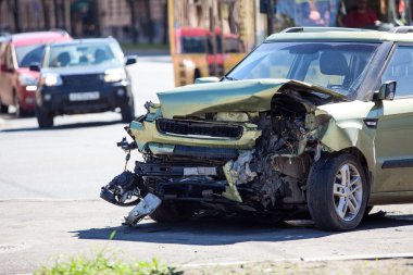 Çarpışma sonrası araba kaldırıma çarpmış. Kırmızı ışıkta geçen bir kavşakta kaza. Yaralı sürücü hastaneye kaldırıldı.