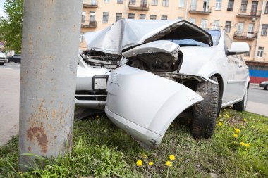 Kırık tampon ve aracın kaputu yakın plandaki bir direğe çarpma sonucu kırılmış. Kavşaktaki kaza.