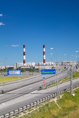 Yaz günü otoyol kavşağı ve yön tabelasının etrafını sürüş arabalarıyla çevrili. St. Petersburg, Rusya