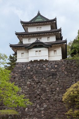 Fujimi-yagura kalesi İmparatorluk Sarayı 'nın iç bahçesinde. Tokyo İmparatorluk Sarayı, Japonya İmparatoru 'nun ana sarayıdır.