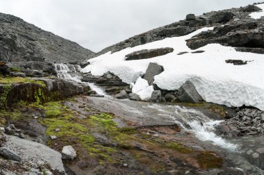 Dağdaki nehir, yaz mevsiminde eriyen kar.