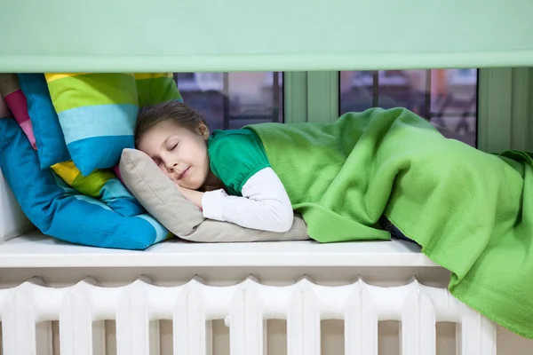 Pequeña Chica Caucásica Que Duerme Una Ventana Plástico Con Almohadas — Foto de Stock