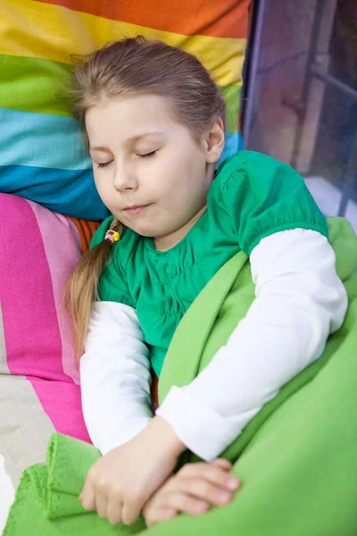 Joven Chica Caucásica Durmiendo Con Almohadas Colores Brillantes Manta — Foto de Stock