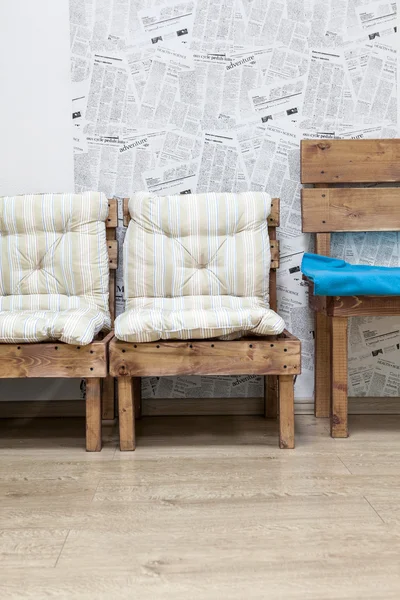 Handgefertigte Holzstühle Und Bank Mit Weichen Kissen Raumausstattung — Stockfoto