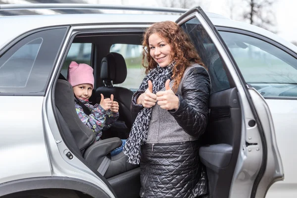 Kaukaska Matka Pokazując Kciuki Górę Zapięciu Jej Córka Pasami Bezpieczeństwa — Zdjęcie stockowe