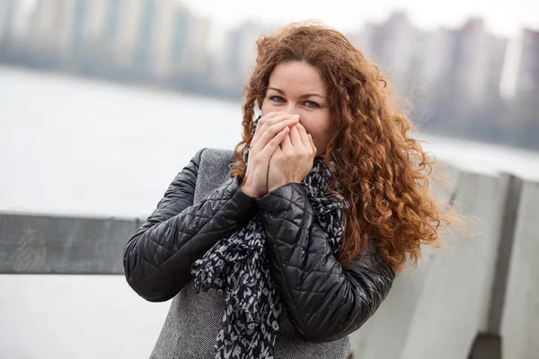 Bevroren Blanke Vrouw Met Lang Krullend Haar Verwarmt Haar Handen — Stockfoto