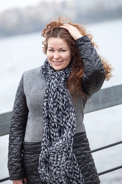 Caucasian Curly Hair Woman Looking Camera While Standing Wind Holding — Stock Photo, Image