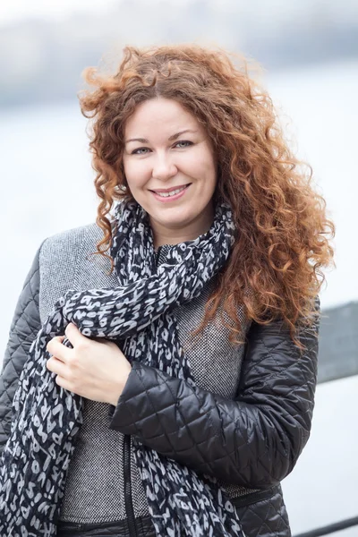 Mujer Pelo Curvada Europea Mirando Cámara Mientras Apoya Viento — Foto de Stock